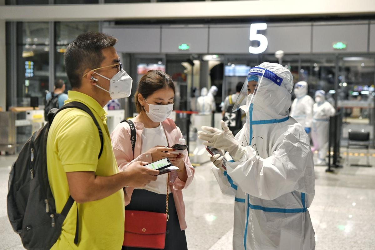 首批660名滞留海口旅客8月12日乘机离岛返程